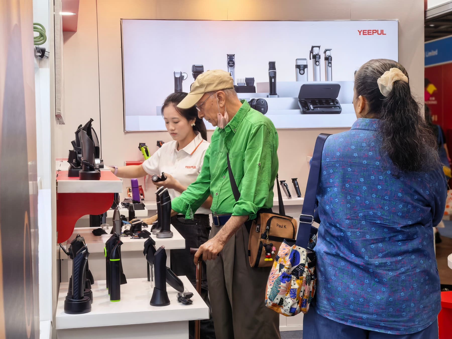YEEPUL representative demonstrating grooming products to visitors at the Hong Kong Electronics Fair